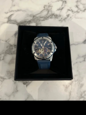 Automatisk bulova marine star - Säljer min klocka från bulova modell marinestared gummiarmband och blå urtavla, klockan är automatisk med två års garanti och väldigt lite använt. Just nu är klockan i ett svart läderarmband så ingår ett extra armband på köpet.