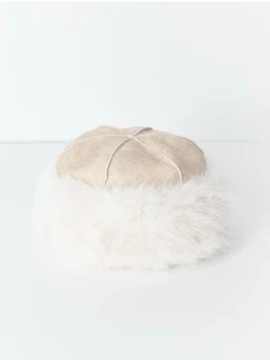 ‼️SÖKES‼️Läs beskrivningen  - Klicka inte på köp‼️Söker denna mössa från gina tricot, i vitt. Slutsåld på hemsidan, hoppas någon här har en 🥲 