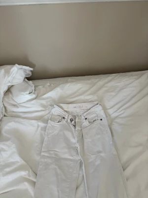 Vita raka jeans  - Säljer ett par vita jeans med rak passform som är låg midjade. Jeansen har klassiska fem fickor, bälteshällor och silverfärgade nitar. Materialet är denim i bomull och de har en stilren look som passar till det mesta. Storleken är 38 men det är italienska storlekar så det motsvarar ungefär S❤️köpte jeansen för 700 men säljer för 100 kr💞