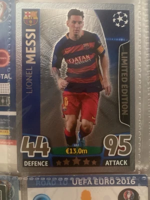 Topps Match Attax UEFA Champions League – Lionel Messi Limited Edition (LE2) med Barcelona - * ✅ Ser ut att vara i mycket fint skick (Near Mint). * ✅ Hörnen ser skarpa ut. * ✅ Kanterna ser rena ut. * ✅ Ingen synlig veckning eller större repor. * ✅ Förvaras i samlarficka, vilket är ett plus.  Uppskattat värde  Det här är ett betydligt mer eftertraktat kort än vanliga Match Attax-kort eftersom det är:  * ⭐ Lionel Messi * ⭐ Limited Edition * ⭐ Barcelona