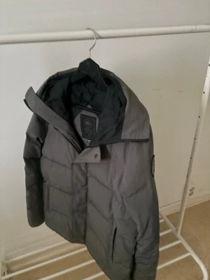 Canada goose Macmillan - Säljer min grå Canada goose macmillan använd en halv vinter för den blivit för liten, riktigt bra skick kan nästan inte se att jag använt den håller värmen jätte bra 