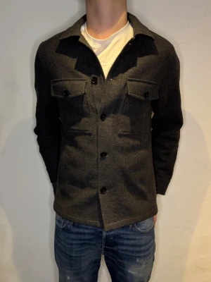 Overshirt / Allväders Jacka - Stl - S | skick: 10/10 | nypris: 1499. Perfekt inför hösten och fungerar även på vintern.