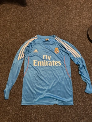 Ronaldo real madrid - Tjena, säljer denhär real Madrid tröjan från den kanske mest ikoniska tiden med Ronaldo 7 på ryggen. Jag är osäker men jag tror tröjan är en kopia och därför ligger ute till så bra pris. Passar perfekt på mig som har storlek S och är i mycket bra skick. Hör av dig vid frågor eller liknande!