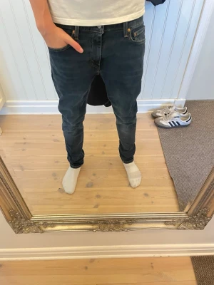 Levis 512 jeans - Snygga Levis 512 jeans med rak/slim passform, snygga fades och ger en snygg outfit. Modellen på bilden är 183cm, storlek 30/32. Hör av er vid funderingar!