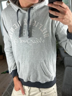 Vintage Hoodie Hilfiger Denim  - Trendig och snygg hoodie! Mått: A:50 B:50 C:48 D:64 (cm)  Skriv vid fundering!😇🙌