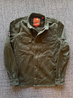 Superdry jacka ~ vintage  - Säljer nu denna sjukt snygga Superdry jackan | st M ~ 175–185cm | sjukt sällsynt vintagemodell som passar perfekt nu till kyligare dagar! Modellen produceras inte längre och är därav väldigt sällsynt. Kan även gå ner lite i pris vid snabb affär🍁🫶