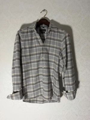 Vintage Flanellskjorta  - Säljer en schysst vintage rutig flanellskjorta i oxford | Sparsamt använd | Storlek Small | Hör av dig vid minsta fundering