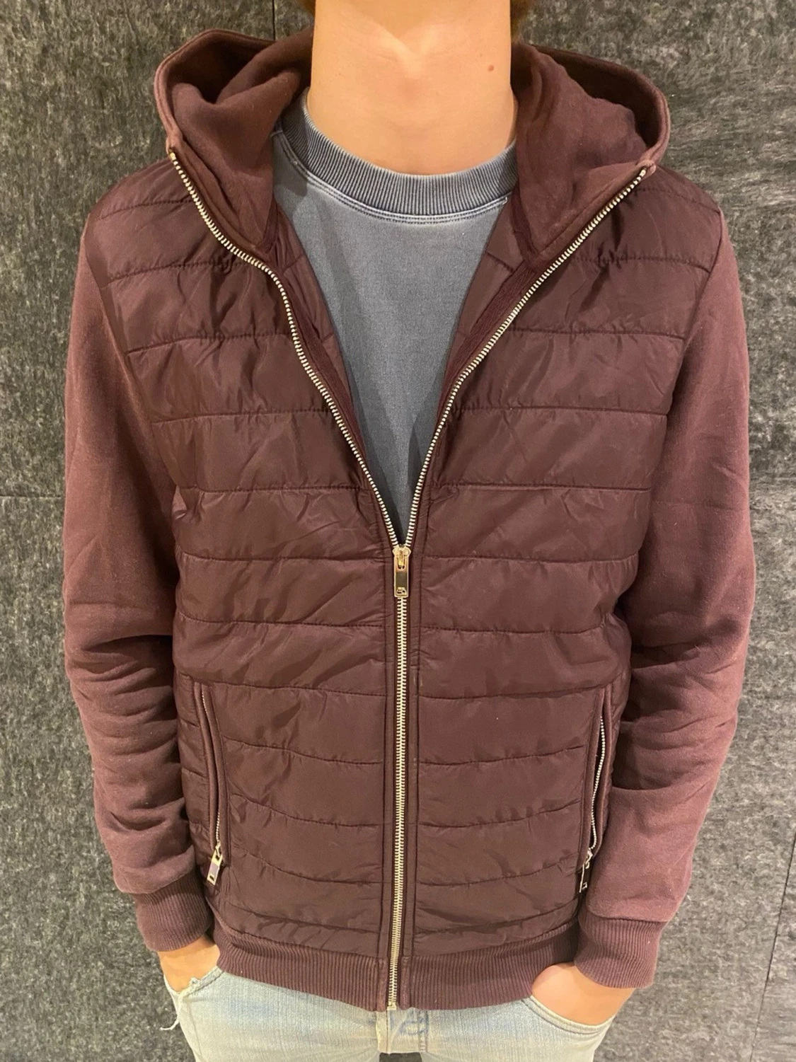 Vinröd hoodie med dragkedja