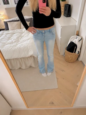 Ljusblå bootcut jeans - Superfina jeans i en ljusblå tvätt med snygg bootcut-modell och en riktigt fin passform. En stilren och lättmatchad modell som passar perfekt till både vardag och fest. ✨                                        Midjemått:39 Innerbenslängd:79💕