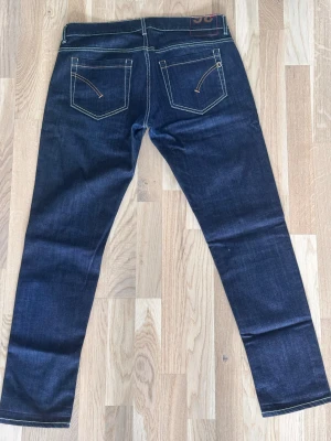 Dondup jeans - W36 men tajt på mig - Säljer mina dondup jeans. Som du antagligen kan se så är den i princip ny då jag endast använt den under 2 tillfällen. Storleken är W36 men de sitter ändå tajt på mig