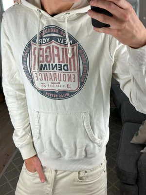Vintage Hoodie Tommy Hilfiger Denim - Väldigt stilren och trendig! Mått: A:52 B:49 C:45 D:63 (cm)  Skriv vid fundering! 😇🙌