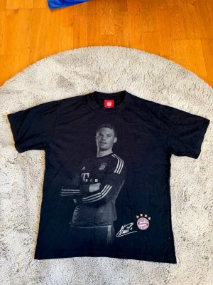 Manuel Neuer Tröja - Svart tröja med FC Bayern Münchens målvakt Manuel Nueur från 2011. Nypris 300kr
