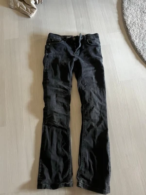 Lågmidjade jeans - Lite uppsydda, passar mig som är ca 160cm. Är öppen för prisförslag!