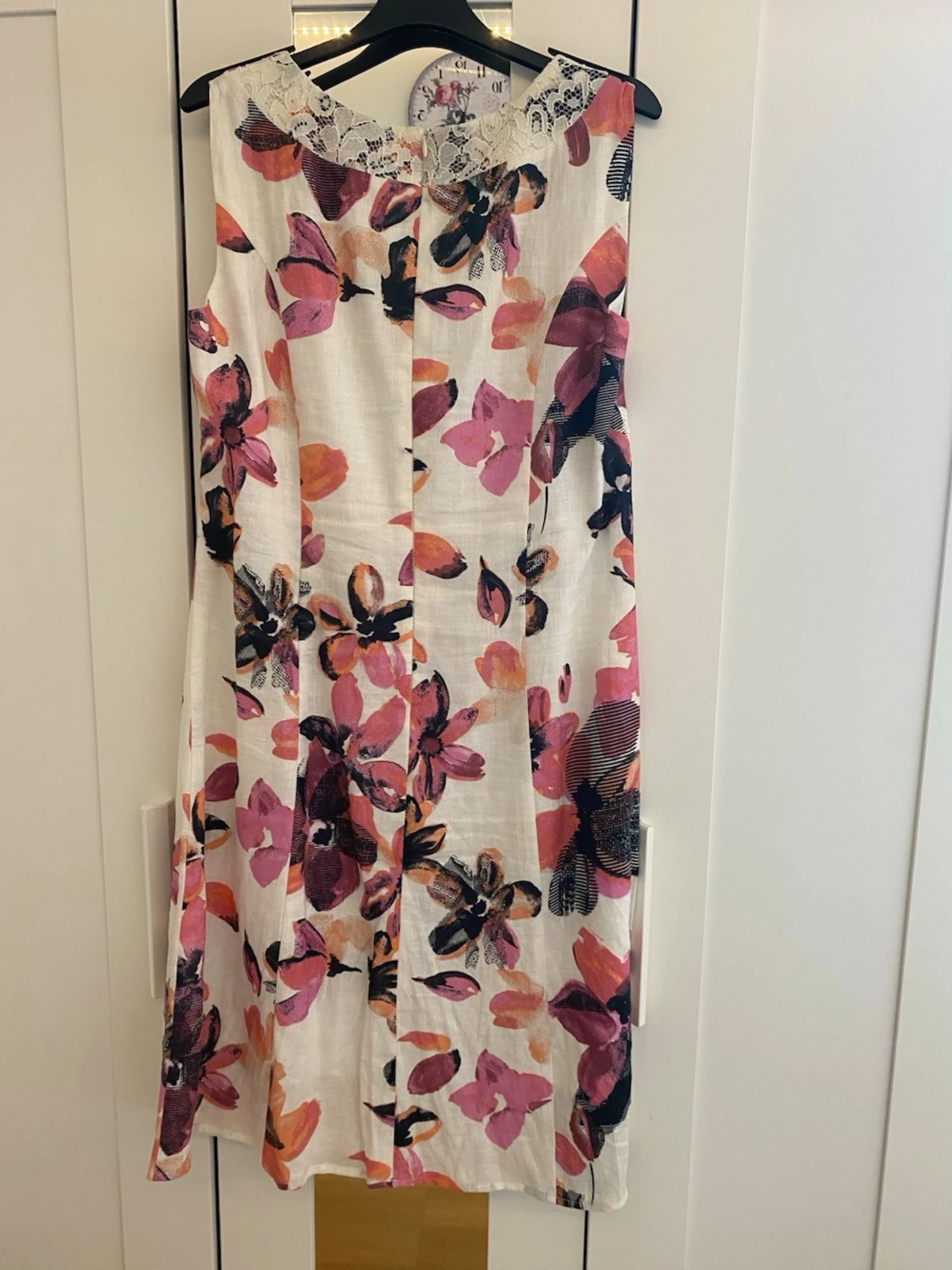 Blommig ärmlös klänning  - 1