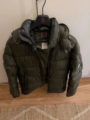 Moncler maya - Säljer nu min Moncler Maya i mycket gott skick. Jackan är väl omhändertagen och har inga större defekter. Det enda att anmärka på är att snöret vid taggen har lossnat, vilket syns på bilderna.  