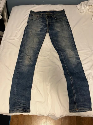 Nudie jeans Lean Dean  - Storlek 29/32. Feta fades och slitningar. Hålet är ganska högt upp på låret. Obs lagade hål i båda fickorna. Skriv ganska för prisförslag och smidiga affärer.