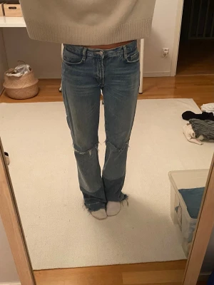 Blå coola jeans - Säljer dessa superfina populära jeansen från Zara då de aldrig kommer till användning. Midjemått tvärsöver: 39 cm. Innerbenslängd: 81 cm. Superfint skick bortsett från lite slitningar längst ner och ett litet ”hål” på ena knät som lätt går att sy igen (syns på sista bilderna)🩵🩵