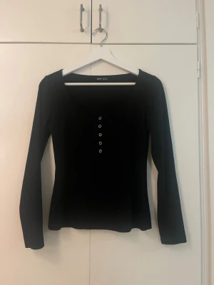 Svart tröja - En jättefin tröja med knappar. Dock nogot nopprig ( se bild 4 ) men inget jag tycker man tänker på när man har den på sig🤍