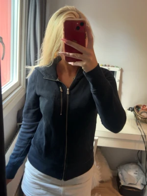 Mörkblå Sail Rasing hoodie - Säljer en mörkblå sail rasing hoodie