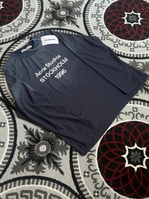 Acne Studios Longsleeve - Säljer min tröja acne studios, den är i färgen blå.