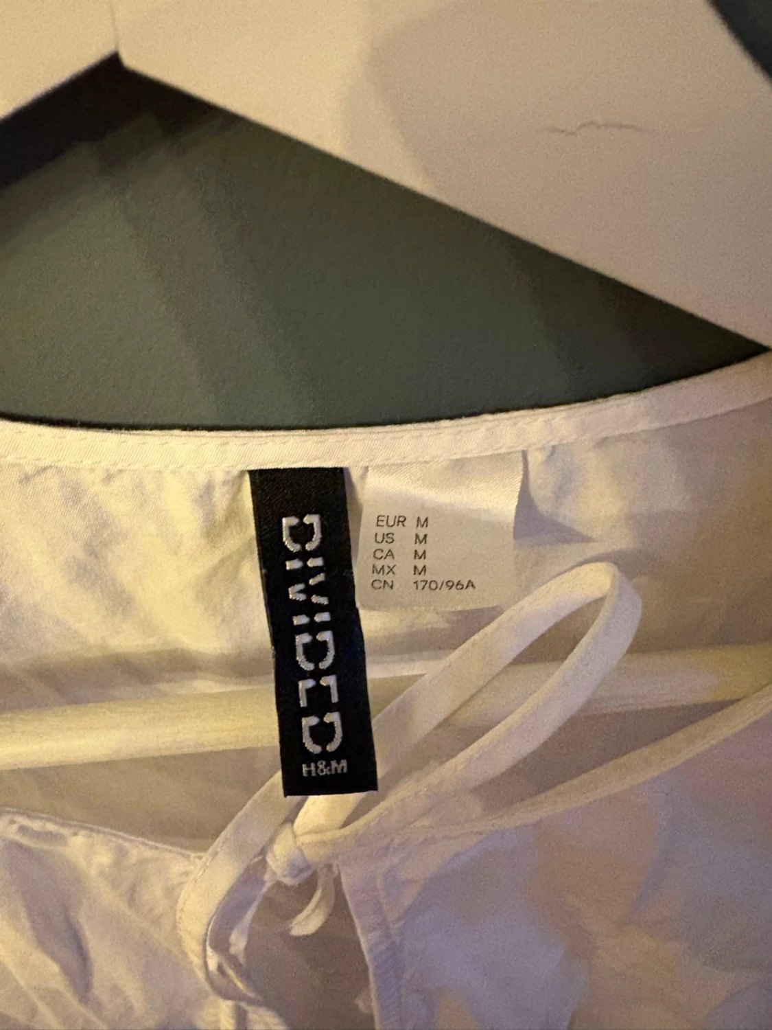 Vit blus med knytning från H&M Divided - 1
