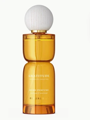 Gratitude Home Perfume från Rituals - En stilren och elegant doftspray från Rituals i serien Gratitude. Flaskan är bärnstensfärgad med rundade former och har en vit, träliknande kork. Perfekt som inredningsdetalj och för att skapa en mysig atmosfär hemma.
