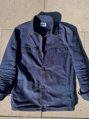 Wåhlberg overshirt - Säljer en overshirt från wåhlberg, har haft den i ungefär 6 månader och den har fått riktigt fina creases på armarna! Säljer pga att den börjar bli för liten, om ni har några frågor är det bara att höra av er!