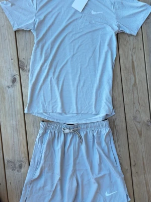 Nike Miller set grå  - 👕Nike Miller set grå  📏Storlek medium  Helt ny  Lite kort på mig som är 189  ✈️Fraktar samma dag