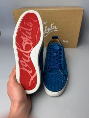 Christian Louboutin skor  - Riktgt snygga helt nya loubs i storlek 42.5! Kan absolut gå ner i pris vid snabb affär men var rimliga! Endast skor tillkommer vid köp 