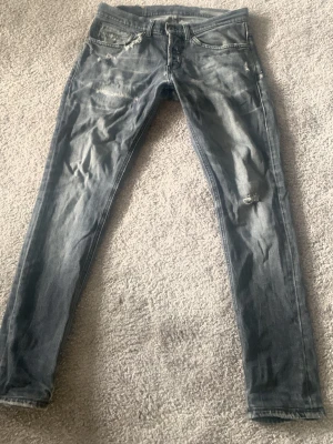 Dondup jeans - Ett par riktigt snygga dondup jeans i skinny modellen. Dessa jeans är väldigt trendiga och passar till de mesta! De har haft ett hål som nu är lagat, detta ser man på bilden.😆