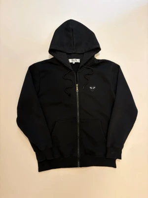  Cdg zip up hoodie - Svart Comme Des Garçons Cdg zip up hoodie ||  Mycket bra skick ||  Storlek M ||  Skriv vid minsta fråga eller fundering🤝