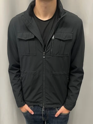 Oscar Jacobson fieldjacket - Säljer nu denna jacka ifrån Oscar Jacobson i storlek 52/L | jag är 185 cm och väger ca 76 kg och den sitter bra | väldigt fint skick utan några defekter | Nypris ca 4000 kr.