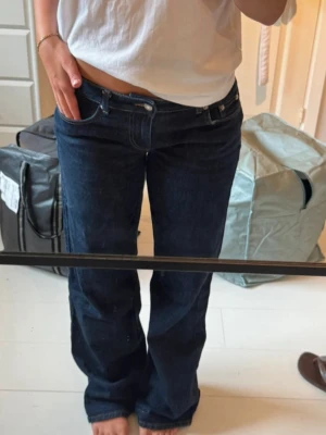 Low wide jeans NAKD - Säljer dessa trendiga jeans från NAKD i den mörkblå färgen
