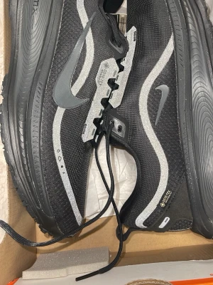  Nike vomero 18 GTX, Gore-tex - Helt nya sneakers från Nike med reflekterande detaljer och Gore-Tex-material som håller fötterna torra. klassisk snörning och tydliga swoosh-loggor på sidan. Nypris 1959kr