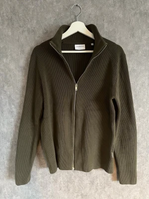 Relaxed fit fullzip  - Riktigt snygg relaxed fit fullzip tröja storlek S 