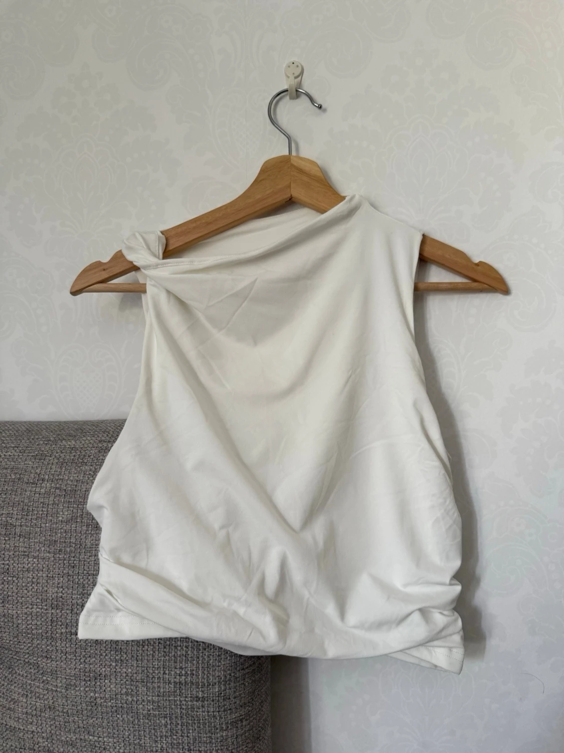 Vit oneshoulder croppad topp