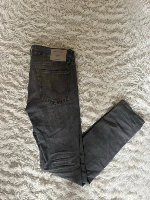 Jack&Jones Slim/Glenn jeans grå - Ett par gråa Jack&Jones glenn jeans som är slimfit. Otroligt bra skick och är knappt använda. Storleken är 32/34. 