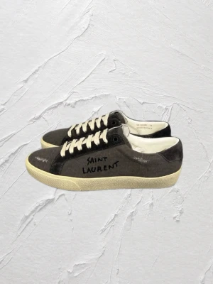 Saint Lauren skor - Hej! Nu säljer jag dessa as feta Saint Laurent skor för bara 2699! Dessa skor är i as bra skick och i storlek 41. MVH Emil