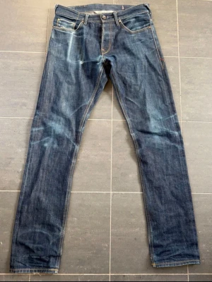 Selvage jeans - Ett par sjukt feta selvage jeans. Jeansen har riktigt feta fades med honeycombs, mobilfade och whiskers. Tyvärr dags o sälja eftersom de inte passar mig längre. 