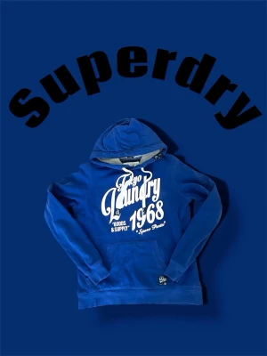 Tokyo laundry - • Marinblå hoodie från Tokyo laundry.                             • Storlek XS.                                                                  • helt nytt skick utan prislapp.                                       • Mått: Bröstbredd (32cm) längd (56cm)                                • skriv vid frågor, pris kan diskuteras👌🤝
