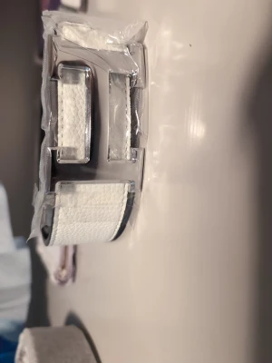 Vitt bälte med stor metallspänne - Snyggt vitt bälte med textur och ett stort, silvrigt metallspänne i form av ett H. Bältet har en stilren look och passar perfekt till jeans eller byxor för att lyfta outfiten.