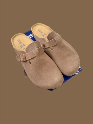 Birkenstock Boston Soft Footbed, storlek 43, helt nya - Säljer ett par Birkenstock Boston i storlek 43.  Helt nya och oanvända. Aldrig använda. Skorna är i nyskick och kommer med originaletiketter.  Modell: Birkenstock Boston Storlek: 43 Färg: Beige/Taupe Fotbädd: Soft Footbed Skick: Helt nya, oanvända  Boston är en klassisk Birkenstock-modell med en stilren design och justerbart spänne. Passar bra till både vardags och ledigare outfits.  Originalkartong och etiketter ingår.