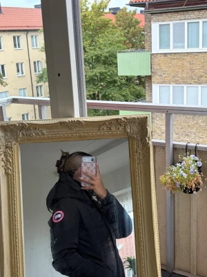 Svart dunjacka från Canada Goose - Säljer en svart dunjacka från Canada Goose med klassisk patch på ärmen. Jackan har hög krage och stor huva som skyddar mot kyla. Perfekt för kalla dagar och riktigt varm tack vare dunfyllningen. Snygg och tidlös design som passar till det mesta. Vid arm muddarna är den lite trasig men inget som påverkar jackans funktion, en sömmerska kan byta ut det snabbt och för en billig peng. Kan gå ner i pris vid snabb affär! 
