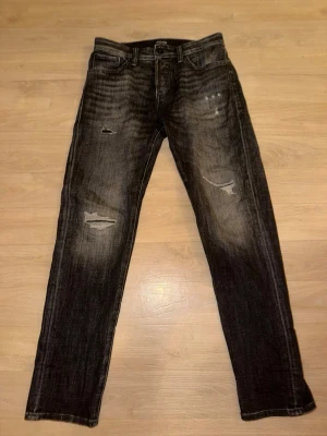 Svarta slitna jeans med raka ben - Helt nya tog av prislappen men dem var för stora därför jag säljer 