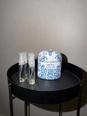 Dolce & Gabbana Light Blue Summer Vibes - Fräsch parfym från Dolce & Gabbana i serien Light Blue Summer Vibes. 5ML räcker till 66 sprut finns olika dofter det är bara att höra av sig.