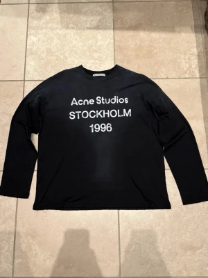 Acne Studios Longsleeve - Acne studios i nyskick, skön och stilren tröja för en avslappnad men fräsch stil. Skriv om du har en fundering om plagget!
