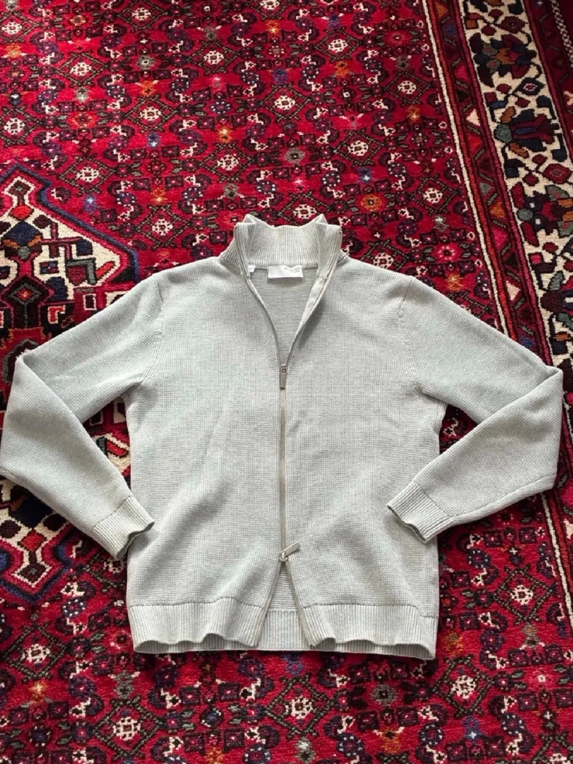 Ljusgrå stickad hoodie med dragkedja