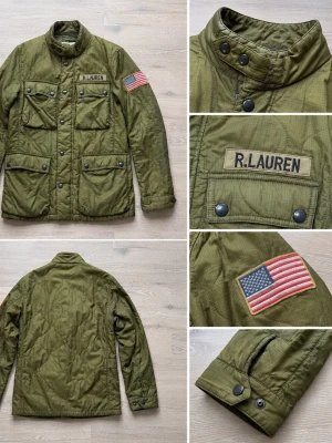 Ralph lauren militär jacka olivgrön (S men passar M) - Säljer denna sjukt snygga Denim & Supply Ralph Lauren field jacket i olivgrön färg. Militärinspirerad design med flera stora fickor, knappstängning, hög krage och amerikansk flagga på ärmen. På bröstet finns den klassiska ”R. LAUREN”-detaljen.  Jackan har en vintageinspirerad look och är perfekt för en casual/streetwear-outfit.  Storlek: S  men fungerar som M. Skick: Mycket bra skick, med normalt vintage-slitage.  Material: 100% nylon med polyesterfoder/vaddering.