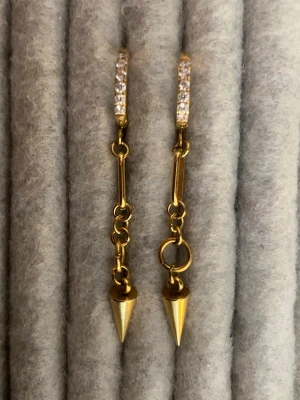 Guldiga örhängen med strass - Örhängen från Taira i guld, Nypris är 199kr! Dom är använda men ser nya ut! 💕