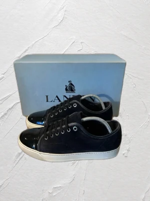 Svarta Lanvin Cap toe  - Hej! Nu säljer vi dessa svarta Lanvin Cap toe för bara 3999! Dessa skor är i ett väl bra skick,nästan nya! MVH Emil